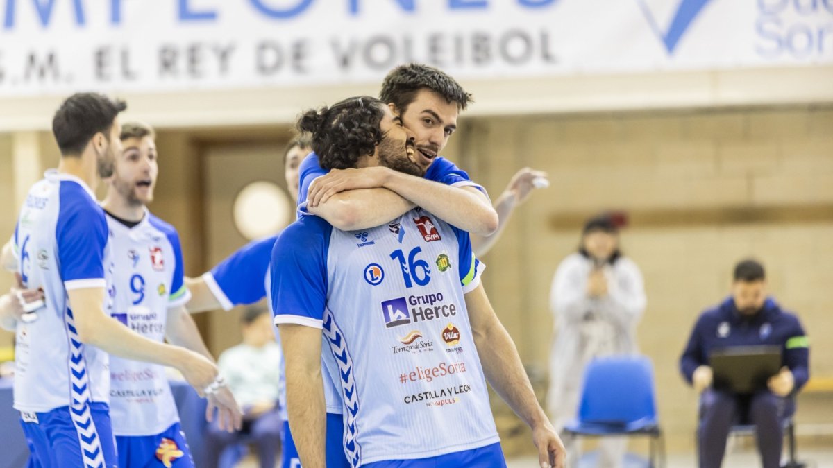 Joan Domenech abraza a Bruno Cunha en un partido de la pasada temporada.