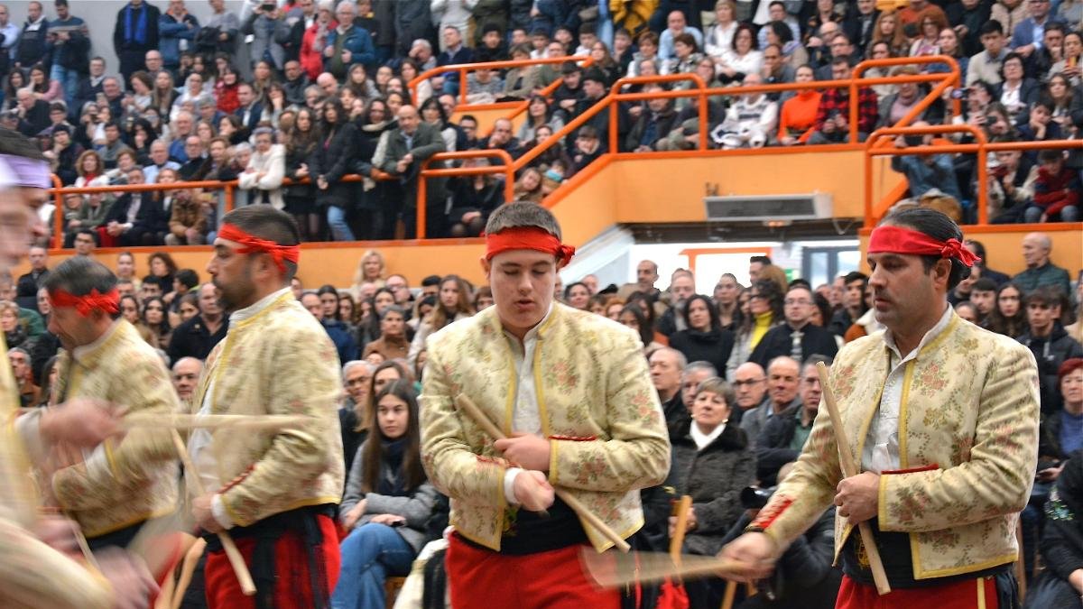 Los danzantes del Paloteo de San Leonardo cambiaron esta vez la iglesia por el polideportivo.