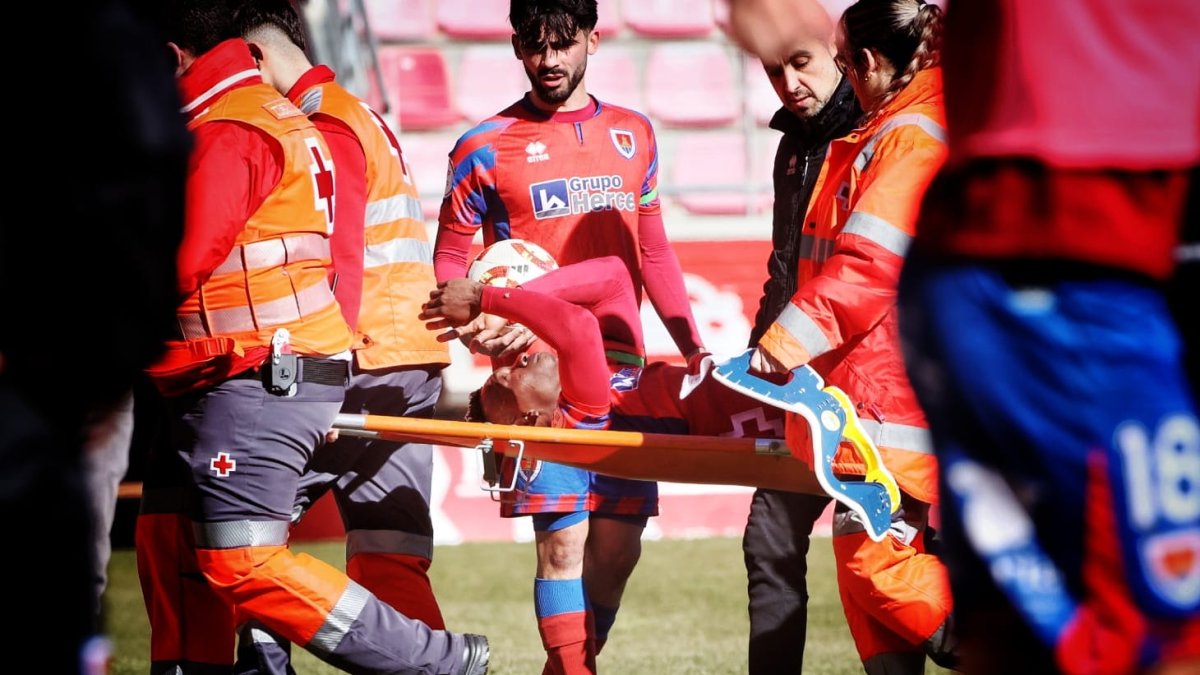Steven Góngora en el momento de abandonar el terreno de juego en camilla.
