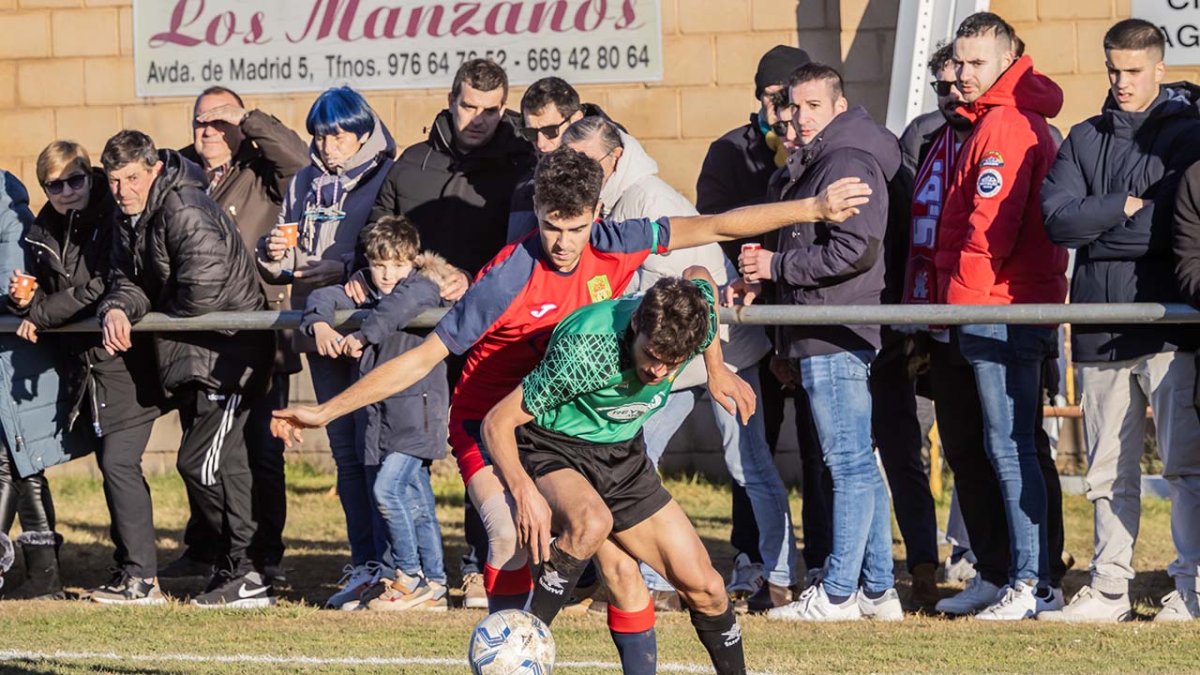 Una acción del partido entre Ágreda y Olvega disputado en La Arquilla.