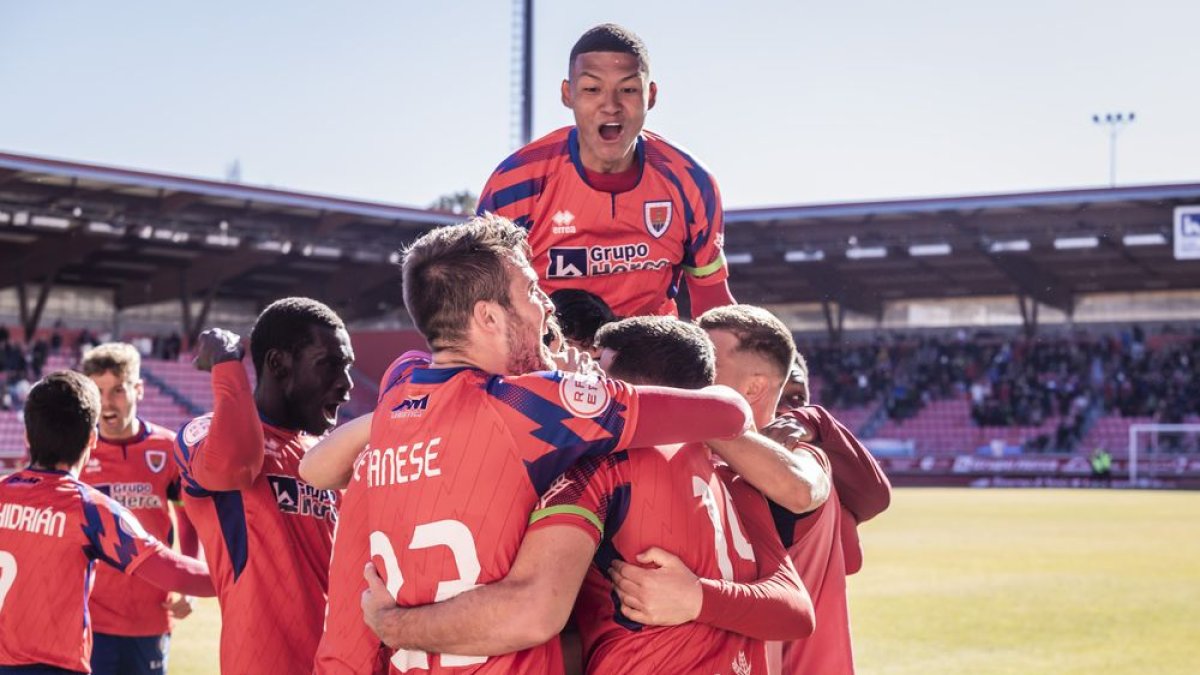 Los jugadores del Numancia celebran el tanto de la victoria ante el Bergantiños.