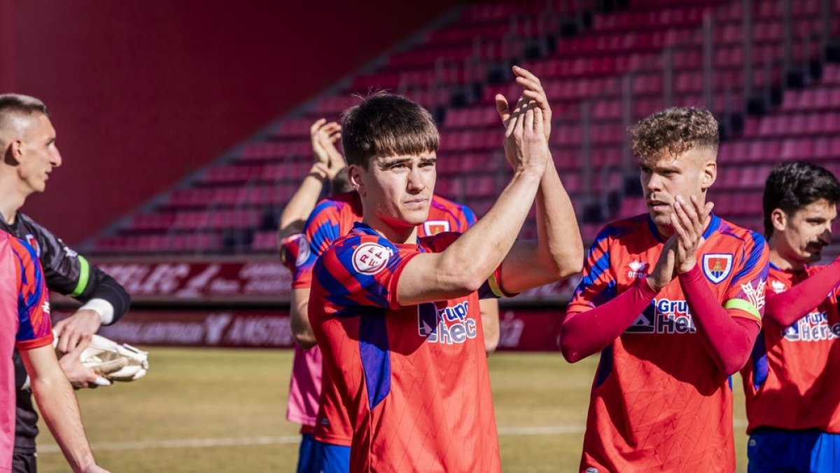 Los jugadores del Numancia celebran con la afición el último triunfo en Los Pajaritos.