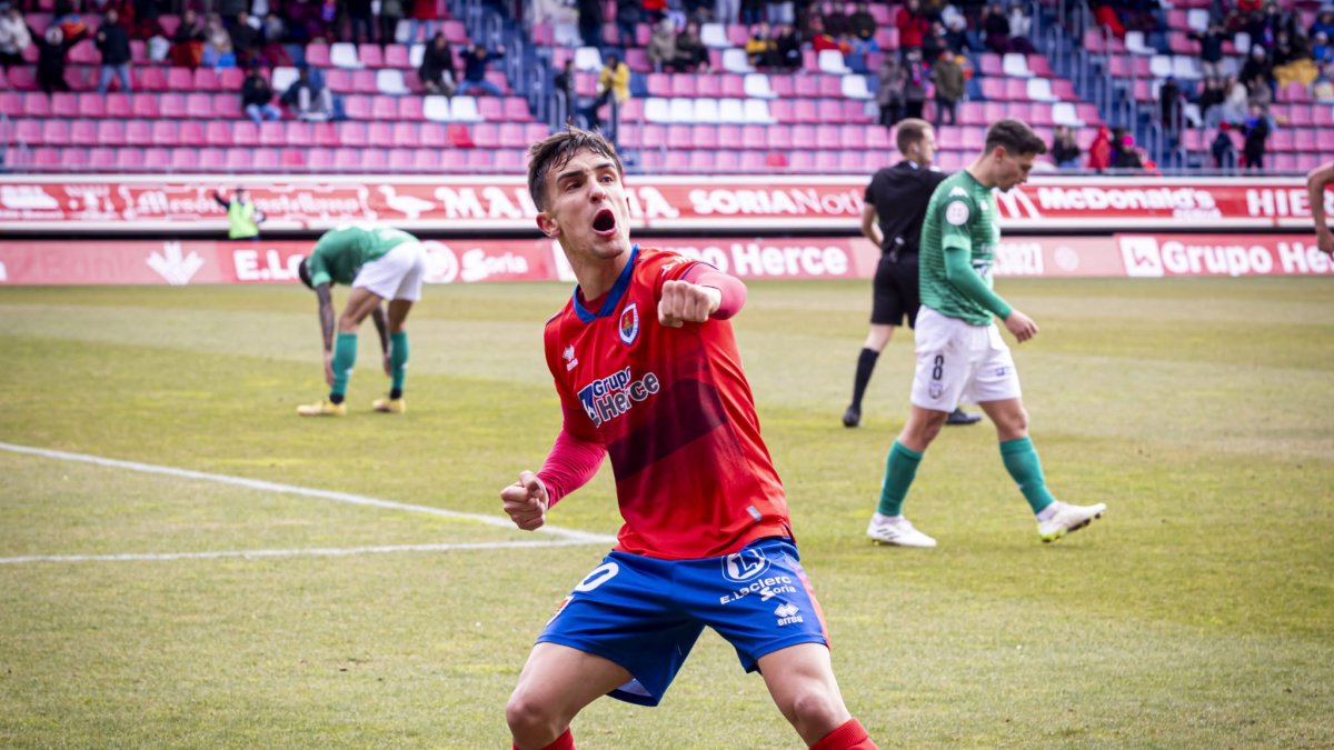 Carlos González celebra un tanto en su anterior etapa como numantino.