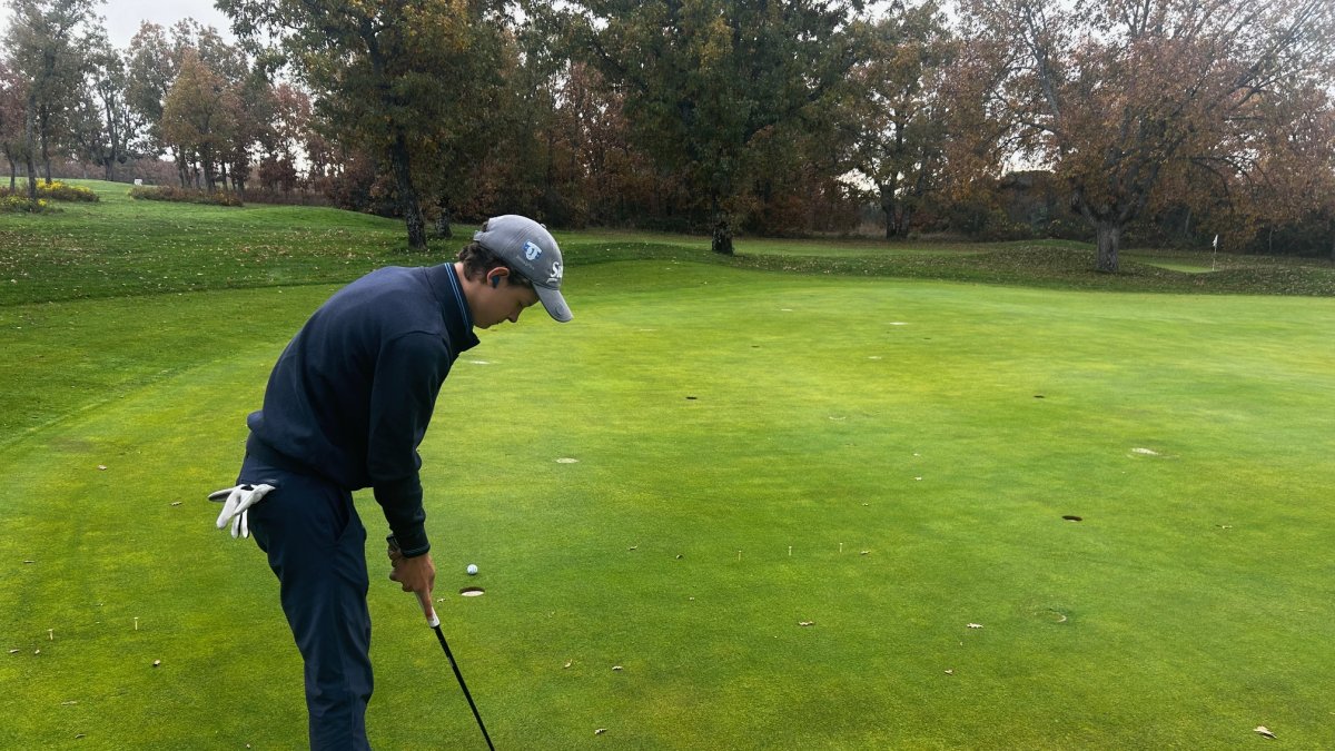 Miguel López durante un torneo de golf.