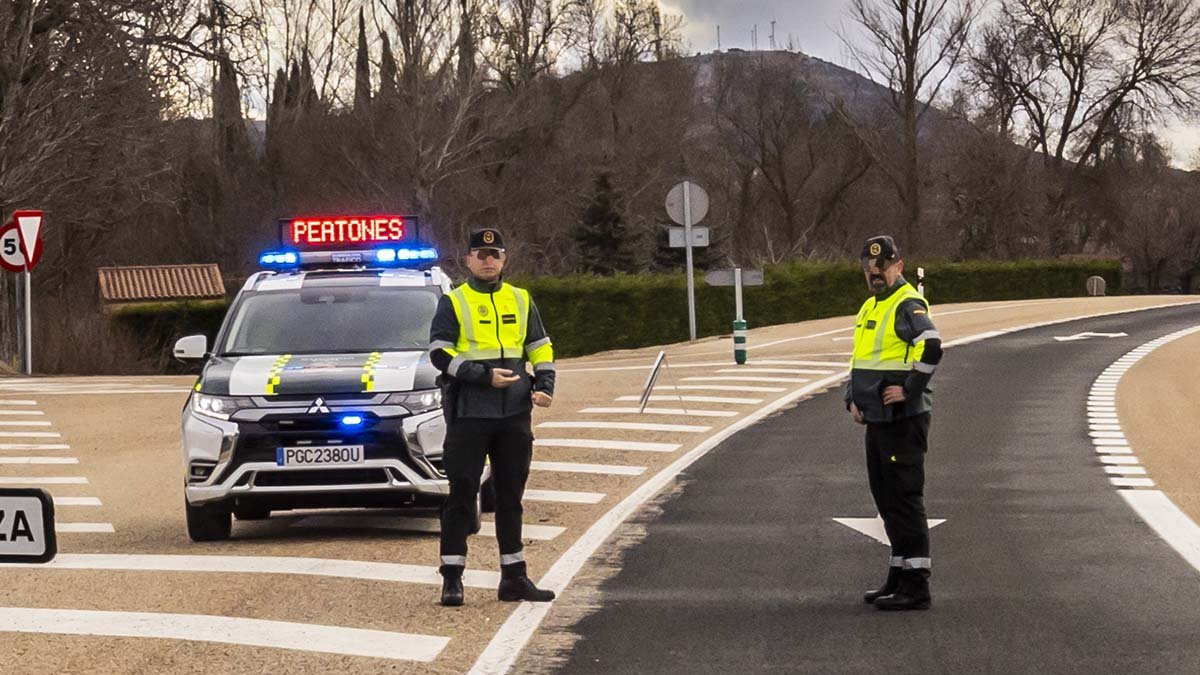 Guardias civiles durante un operativo en una carretera de Soria.