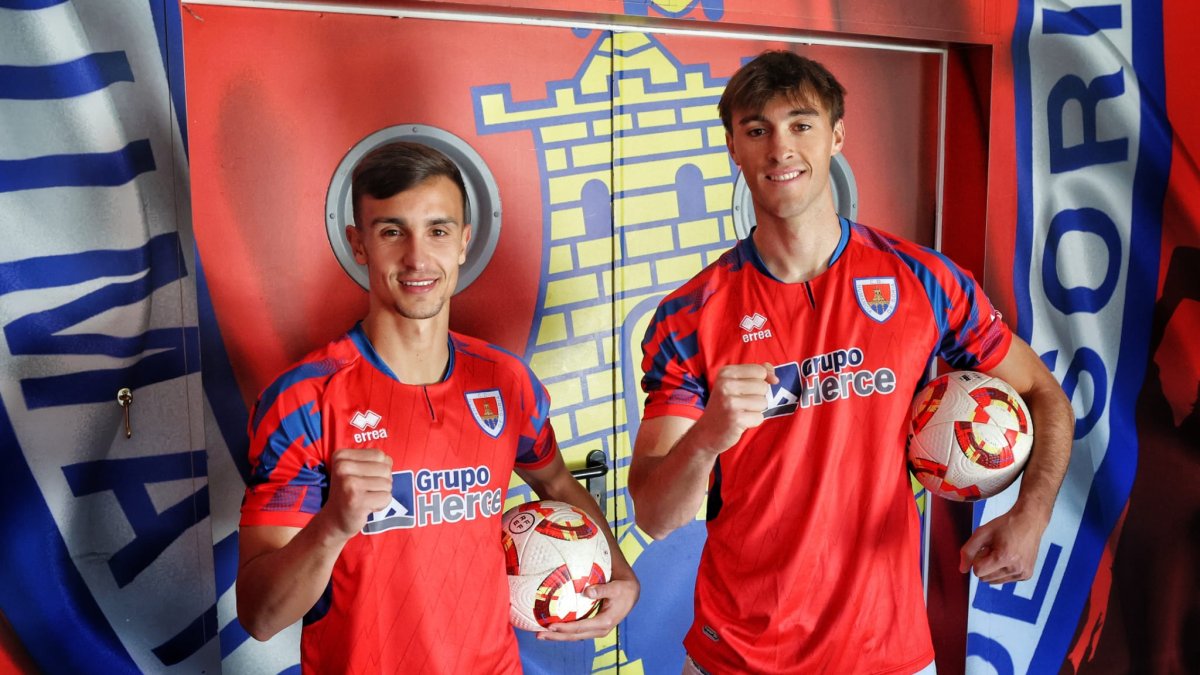 Carlos González y Marc Fuentes en el túnel de vestuarios del campo de Los Pajaritos.