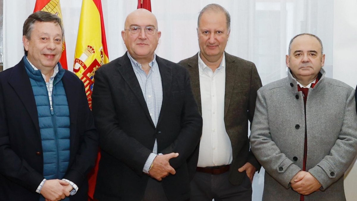 A la izquierda, el presidente de Conferco, Adolfo Sainz, junto al alcalde de Valladolid, Jesús Julio Carnero.