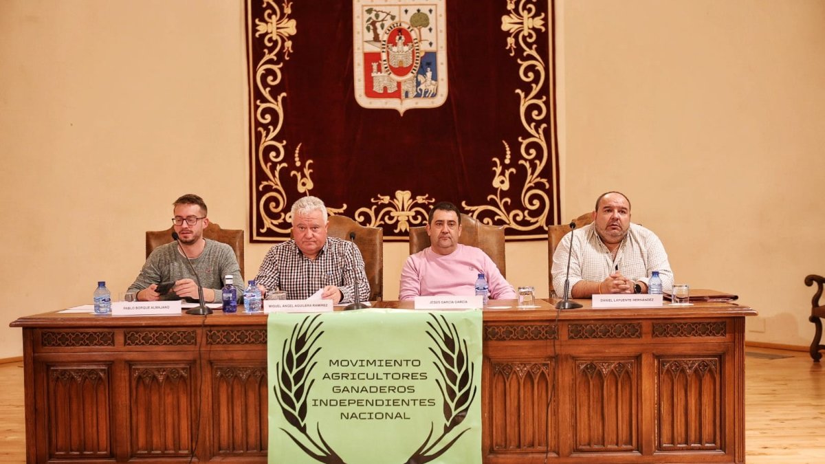 Junta directiva de la asamblea de Magin, en el Aula Magna Tirso de Molina.