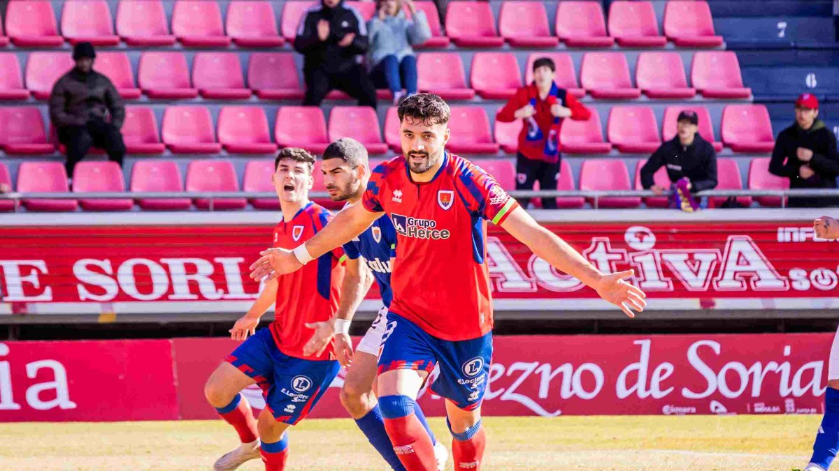 Jony tras marcar el gol que le daba al Numancia la victoria ante el Bergantiños.