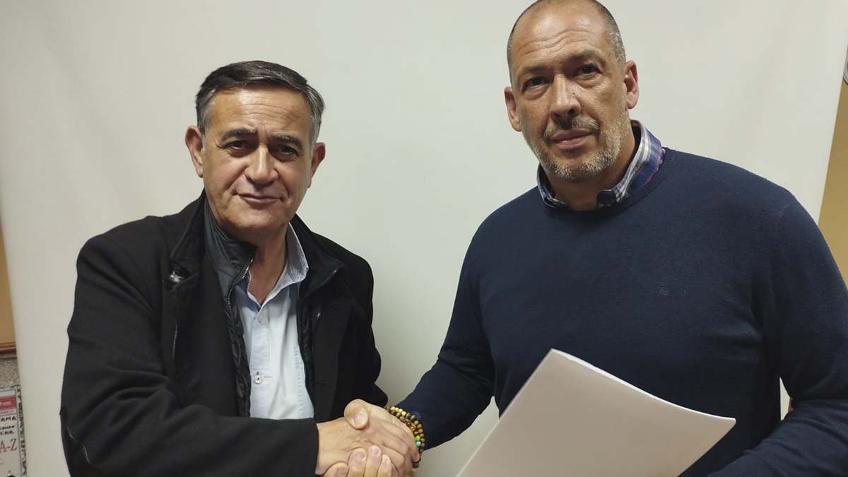 Antonio Pardo y Miguel Ángel Miguel, tras la firma del pacto de gobierno para El Burgo.