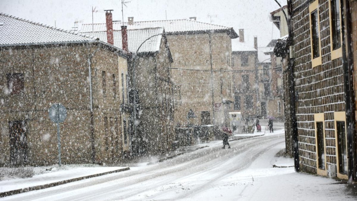 La nieve hace acto de presencia en Soria entrando por Pinares en este viernes.
