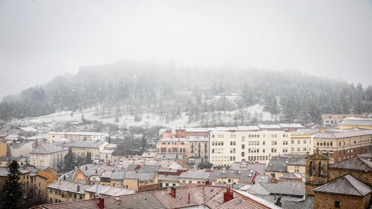Primeros copos de nieve que han teñido de blanco la capital soriana.