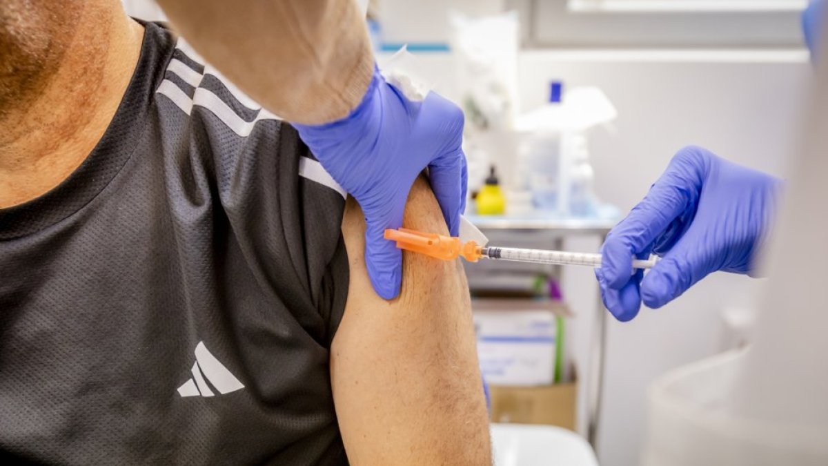 Paciente vacunándose contra la gripe