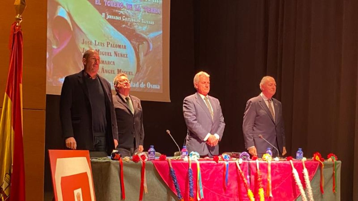 Un momento del homenaje en El Burgo al torero José Luis Palomar.
