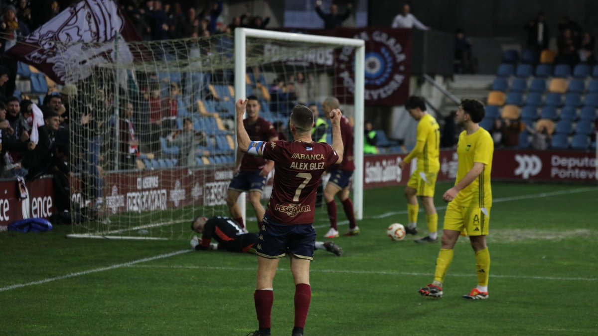 Álex González celebra el gol que le daba la victoria al Pontevedra ante el Langreo.