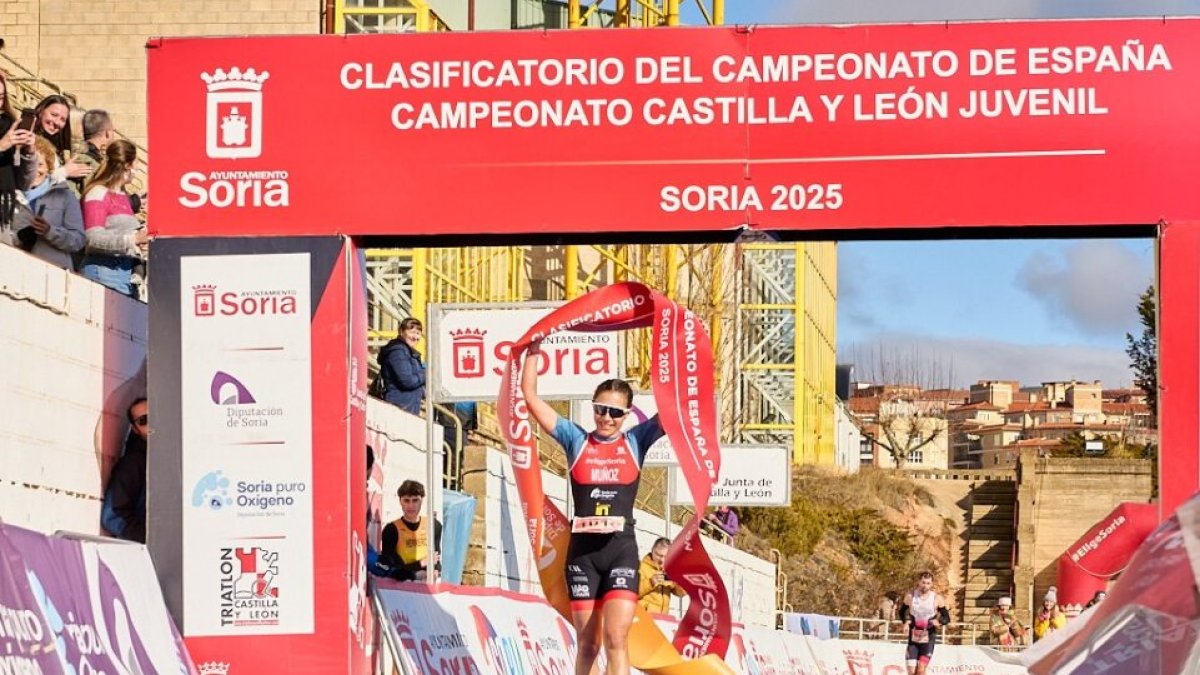 Marina Muñoz en el momento de cruzar la línea de meta como ganadora del duatlón soriano.