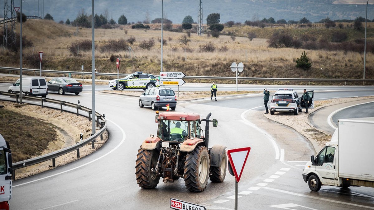 Movilización de tractores en protesta por la Agenda 2030 y la carga burocrática.
