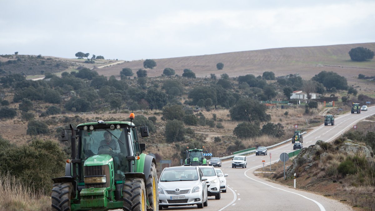 Circulación a velocidad lenta de tractores por las carreteras de Zamora para provocar retenciones como motivo de protesta.