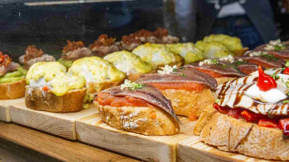 Pinchos en la barra de un bar de Soria.