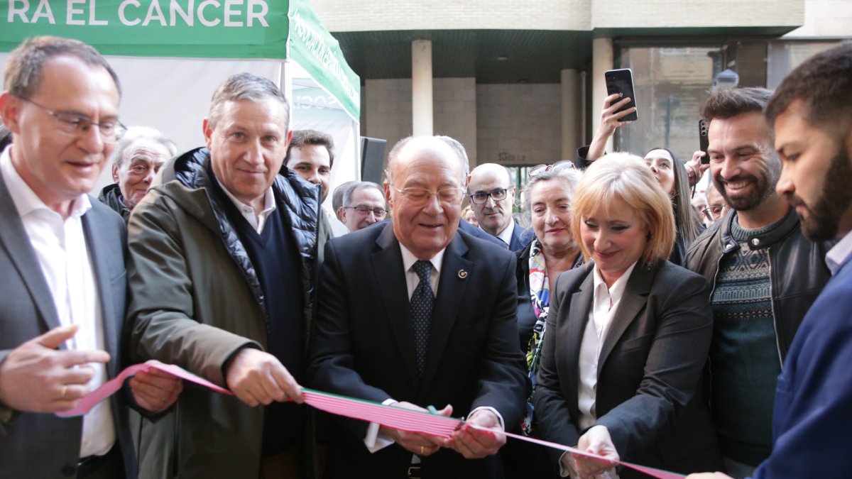 La consejera de industria, Leticia García en la inauguración de la nueva sede de la asociación española contra el cáncer.