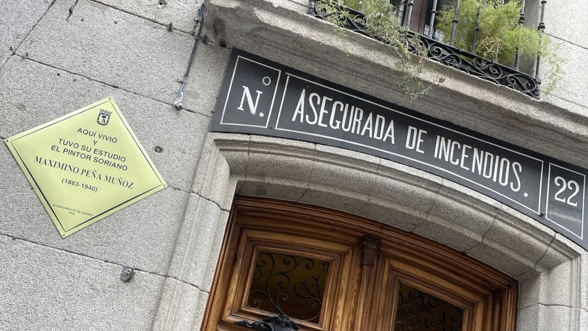 Placa que recuerda a Maximino Peña en la calle Arenales de Madrid.