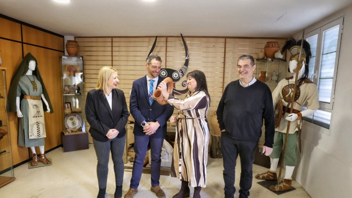 De izquierda a derecha, De Gregorio, Blanco, Jiménez y Santamaría visitan las instalaciones de la Asociación Tierraquemada
