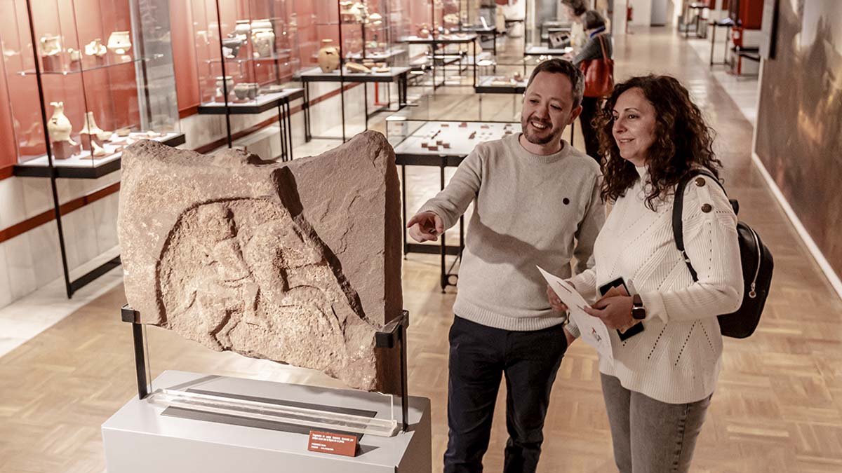 Un grupo de turistas en el Museo Numantino.
