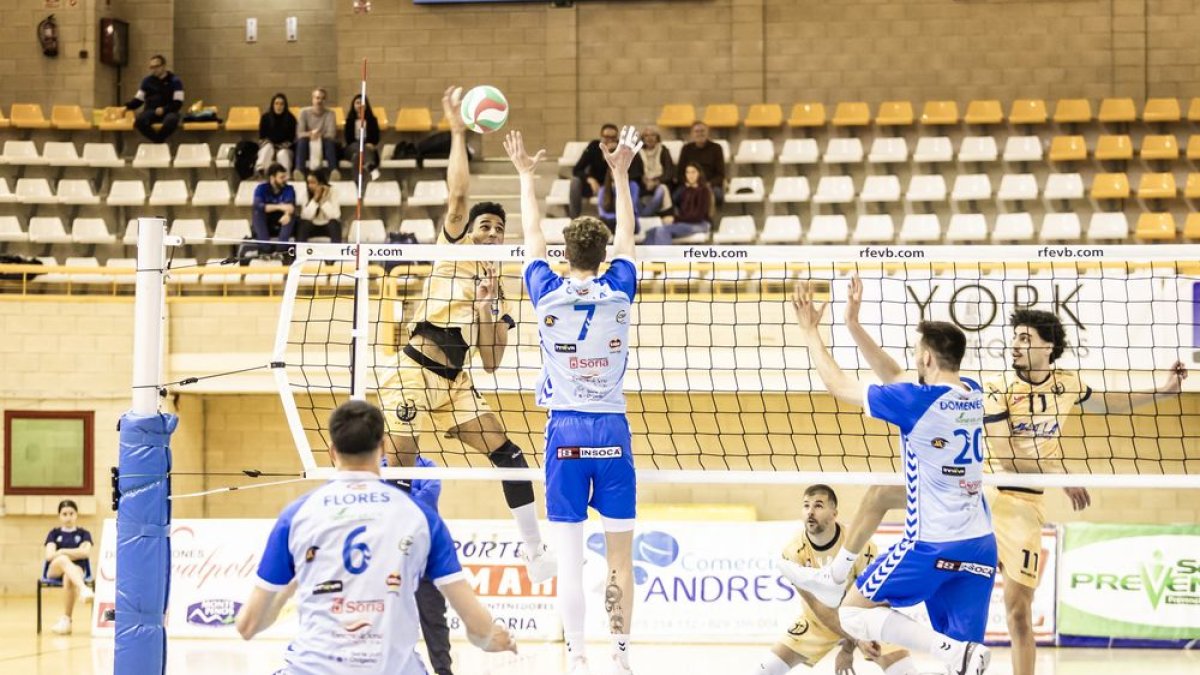 Adrián Olalla trata de bloquear a un jugador de Melilla durante el partido del pasado sábado en Los Pajaritos.
