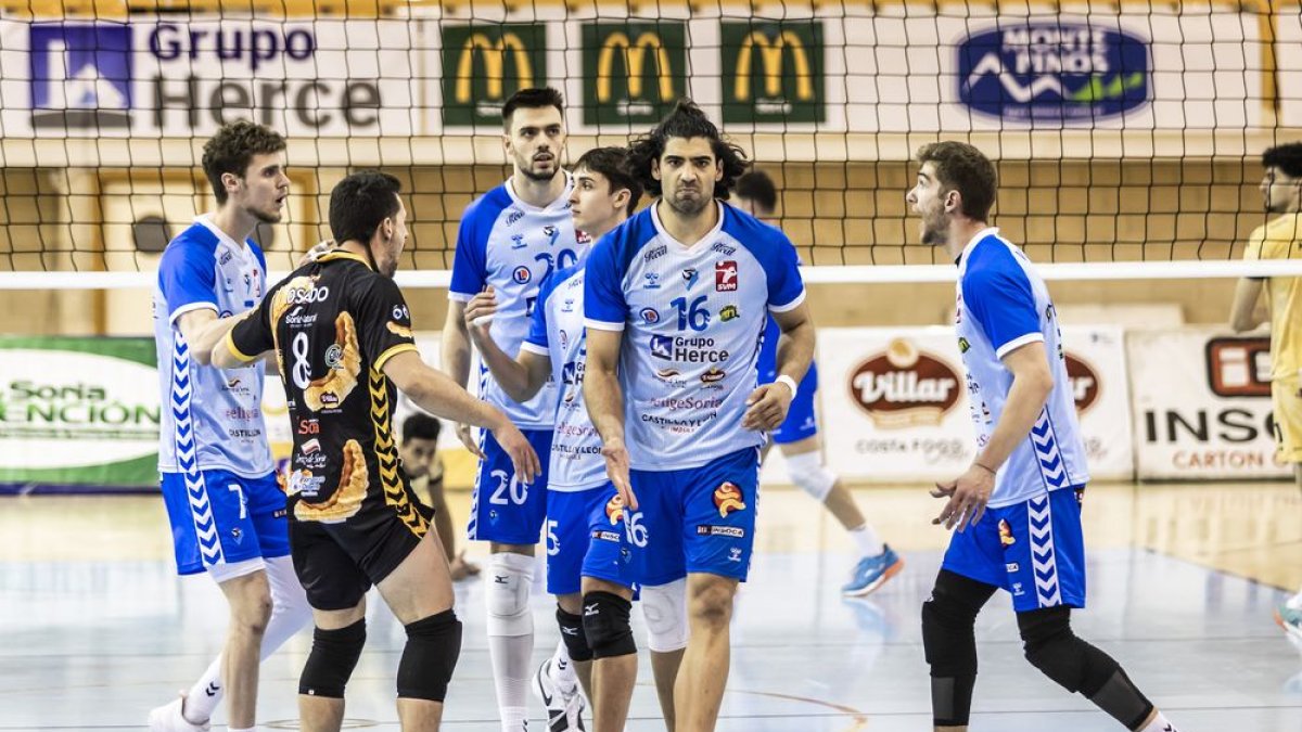 Los jugadores del C.V. Grupo Herce durante un partido en Los Pajaritos.