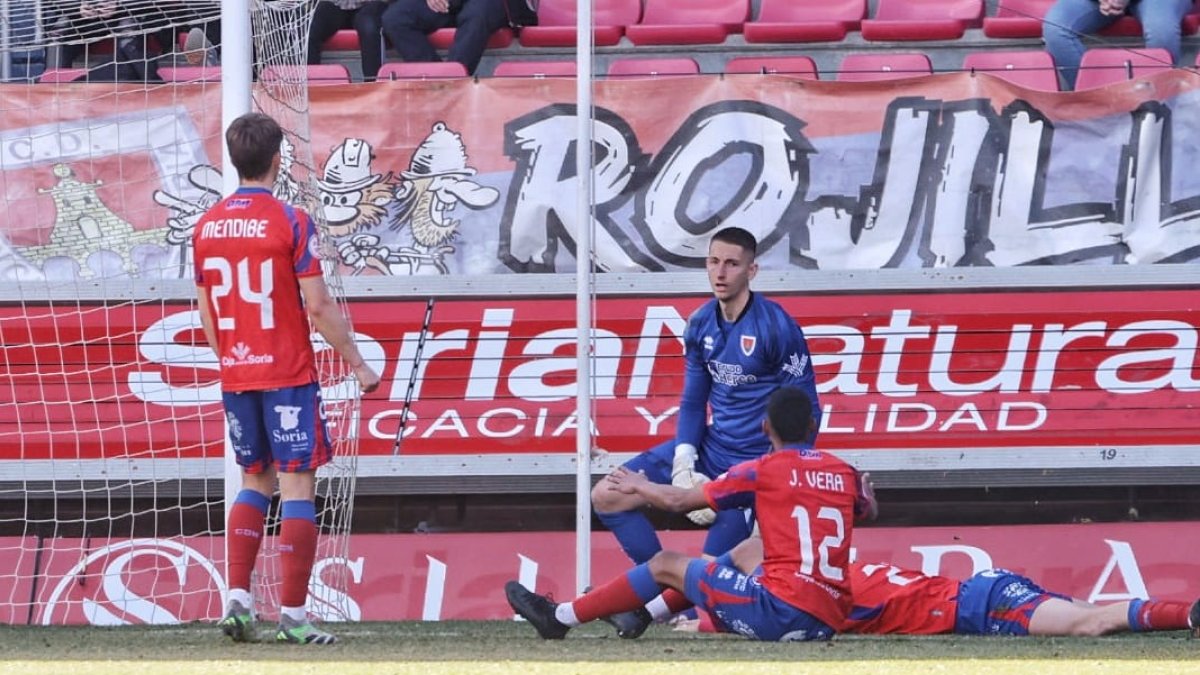 Vera y Kuda tras el tercer gol del Llanera que suponía el empate.