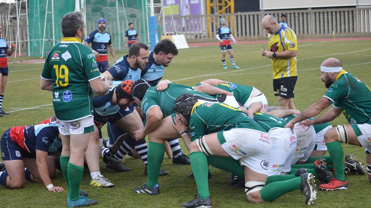 Una melé del encuentro disputado entre el Ingenieros y el Fénix Rugby