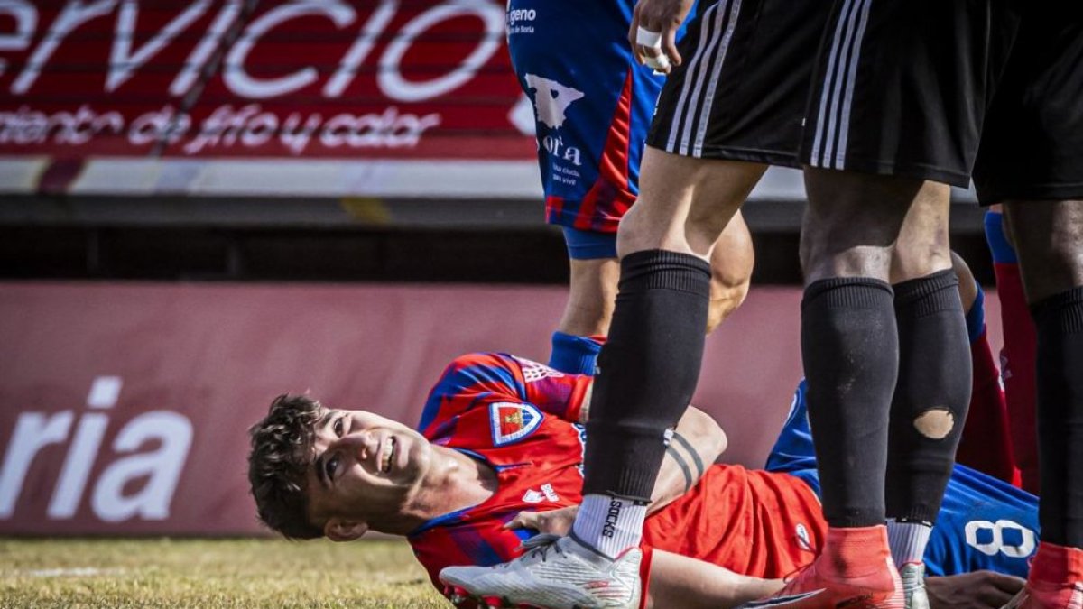 Alain Ribeiro en el momento que caía lesionado en el partido ante el Llanera.