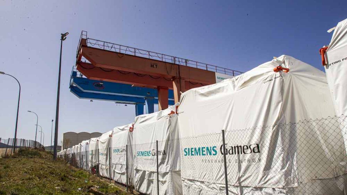 Zona de almacenaje de Siemens Gamesa junto a su planta en Ágreda.