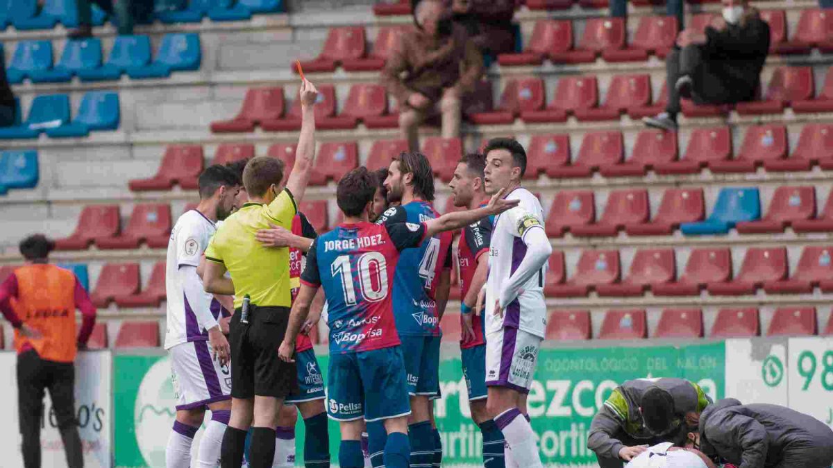 Imagen del partido en Langreo de hace cuatro años en el momento de que el equipo asturiano se quedaba con un jugador menos.