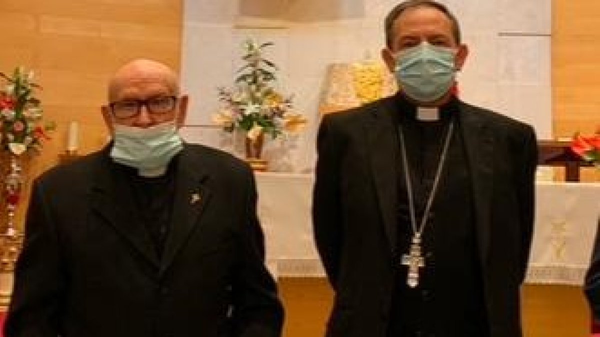 Basilio García, a la izquierda, junto al obispo, Abilio Martínez.