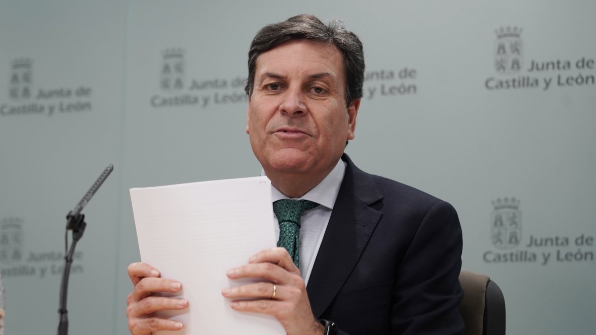 El consejero de Economía y Hacienda y portavoz, Carlos Fernández Carriedo, comparece en rueda de prensa posterior al Consejo de Gobierno.