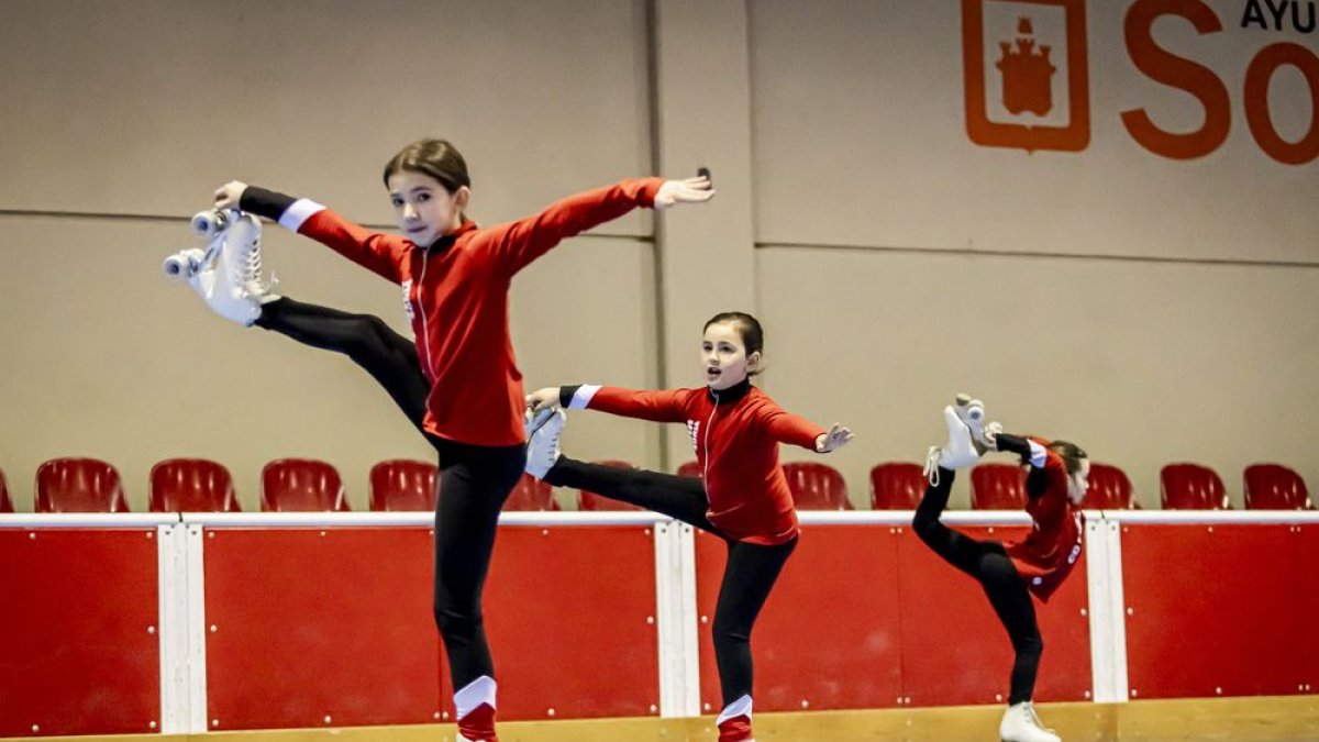 Varias jóvenes del Club Patín Soria durante un entrenamiento.