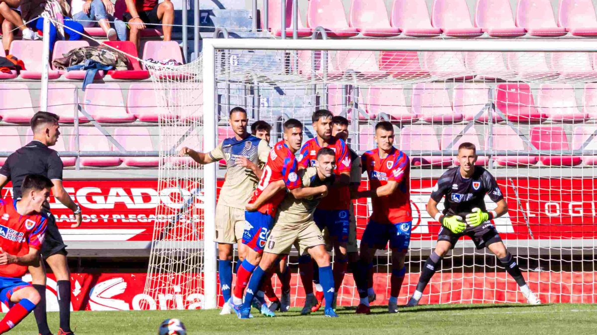 Enfrentamiento entre Numancia y Pontevedra en la primera vuelta en Los Pajaritos.