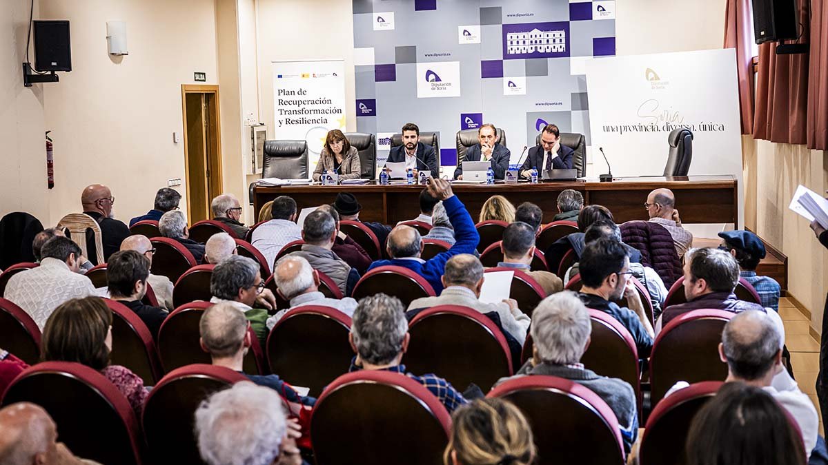 El departamento de Reto Demográfico reunió a los alcaldes ayer.
