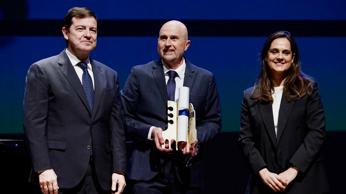 El presidente de la Junta de Castilla y León, Alfonso Fernández Mañueco, junto a José Antonio Idoeta, de Soltra, y Adriana Ulibarri, presidenta de Edigrup.