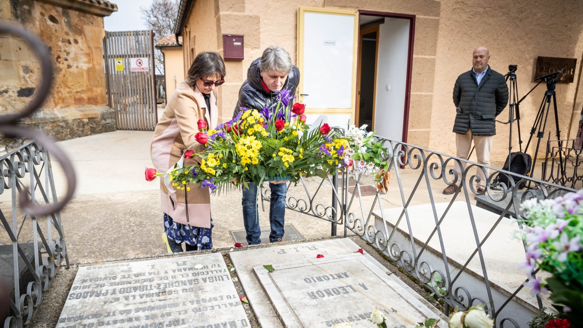 La concejala de Cultura, Gloria Gonzalo, y el alcalde, Carlos Martínez, depositan flores en la tumba de Leonor Izquierdo.