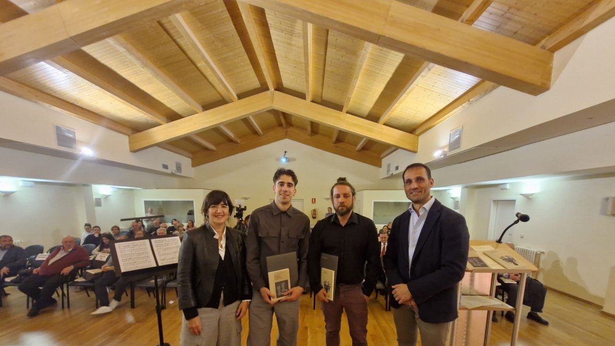 Los ganadores, flanqueados por Laura Prieto y Enrique Rubio.