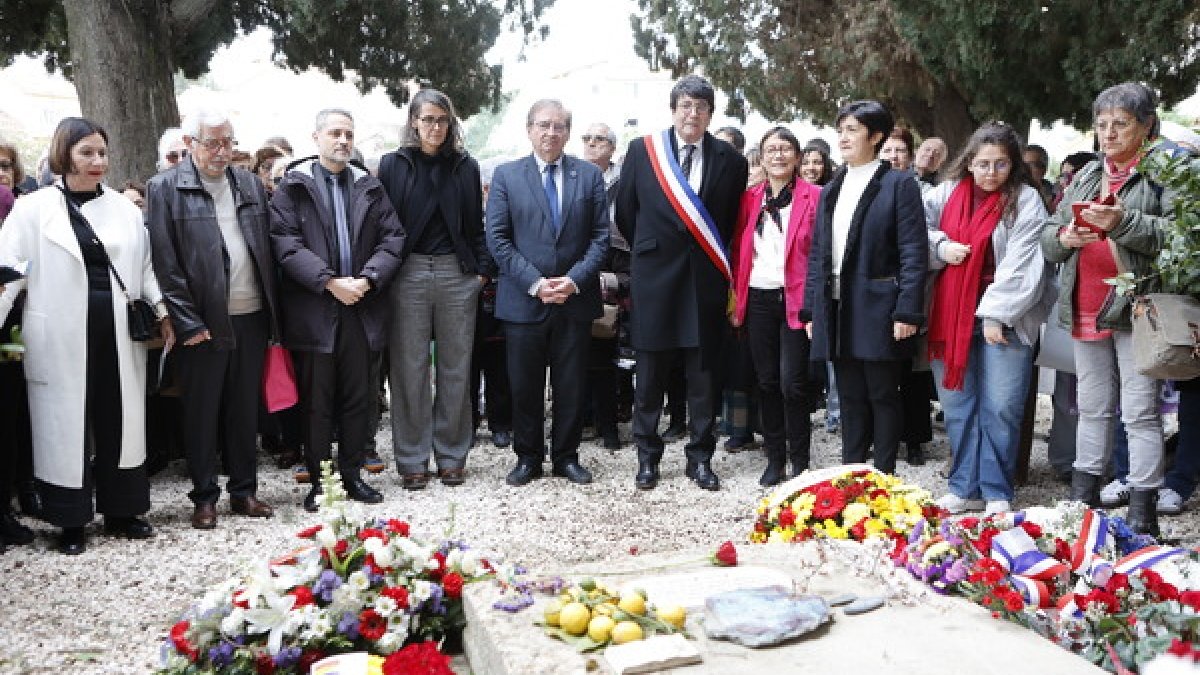 Homenaje al poeta en su tumba.