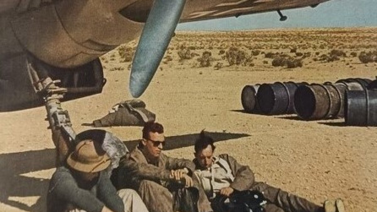 En la imagen, en Agfacolor, proveniente de la revista alemana “Signal”, un grupo de aviadores descansa bajo el morro de un bimotor Messerschmitt Bf 110.
