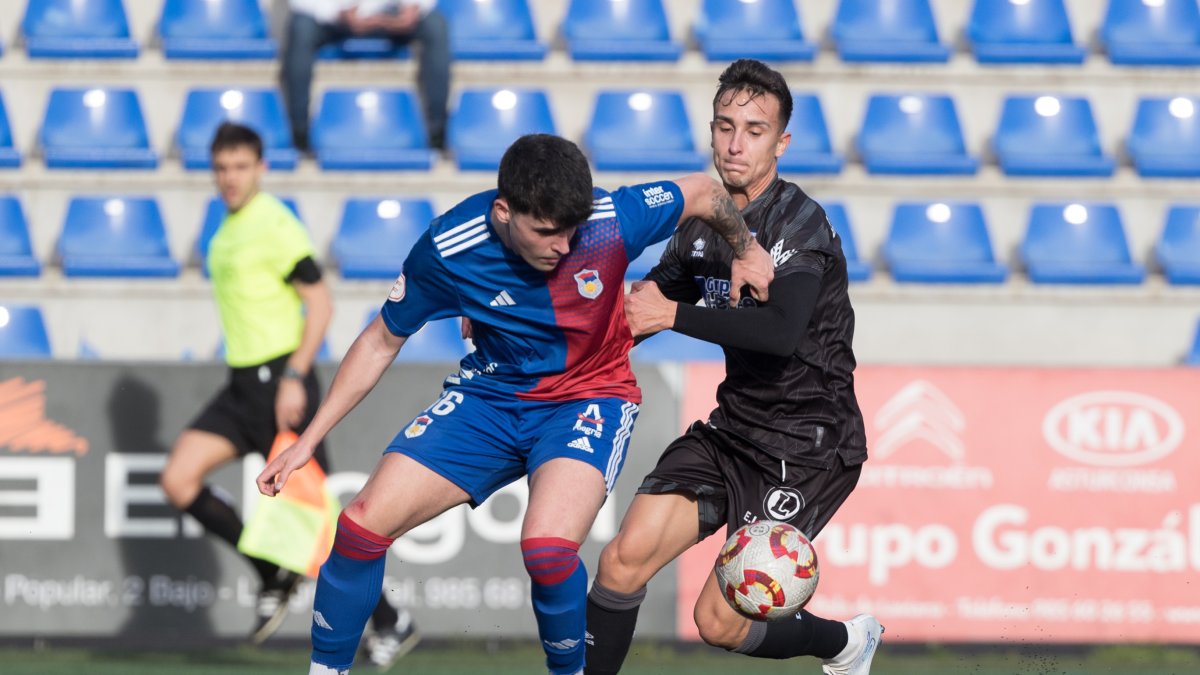 Carlos González en el encuentro en Langreo en el que estrenaba titularidad.