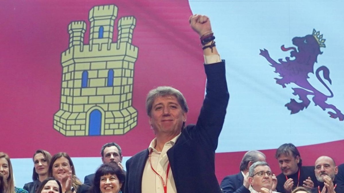 El secretario general del PSOECyL, Carlos Martínez, clausura el XV Congreso Autonómico del partido.