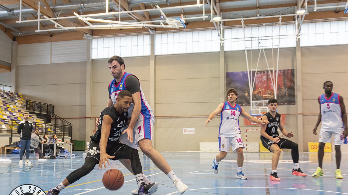 El Club Soria Baloncesto logró su décima victoria ante el líder, el Grupo Inmapa de Palencia. En la imagen el estadounidense Gorg Alhag.
