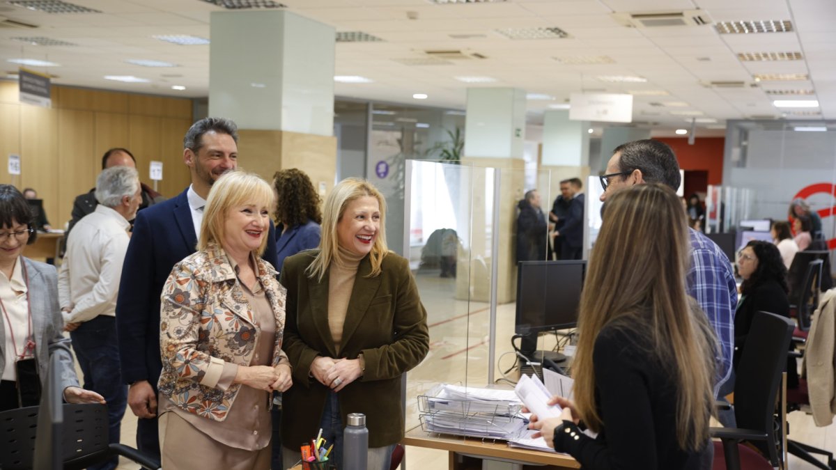 La consejera durante la visita al ECYL junto a la delegada territorial.