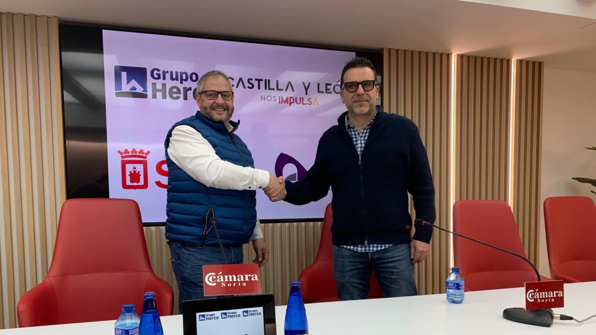Alfredo Cabrerizo y Alberto Toribio se dan un apretón de manos tras anunciar la renovación del técnico al frente del Grupo Herce.