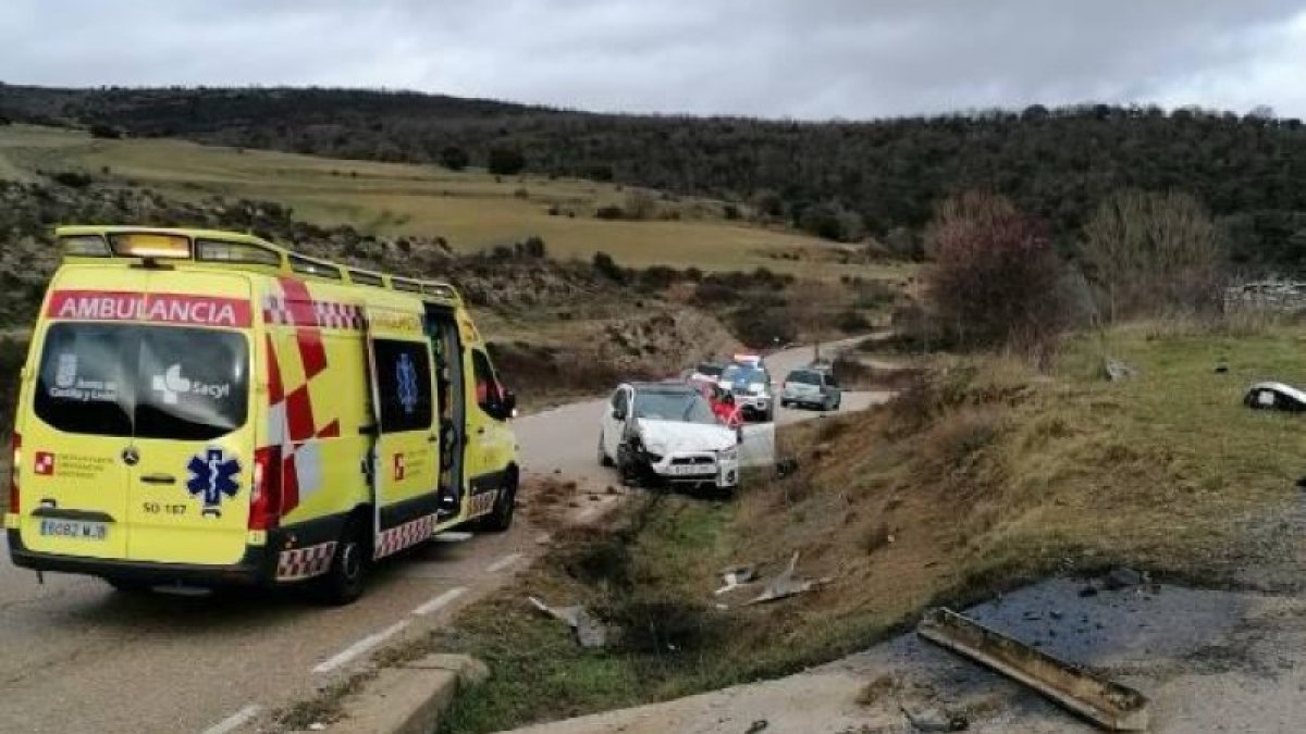 Los servicios de emergencia junto al vehículo en el que viajaba el fallecido en el accidente de tráfico.